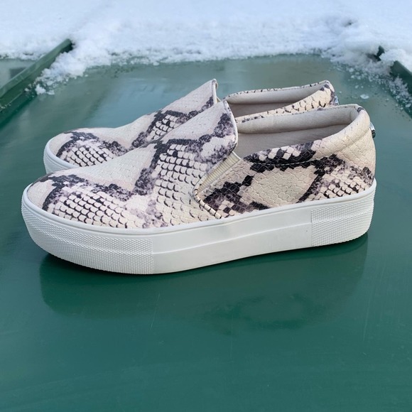 Steve Madden Snake Print white / gray / black slip on shoes - Picture 3 of 11